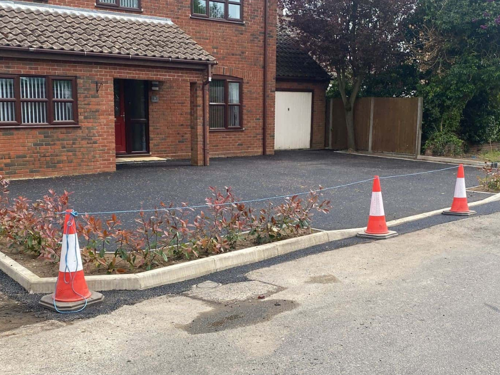 This is a newly installed tarmac driveway just installed by Loddon Driveways
